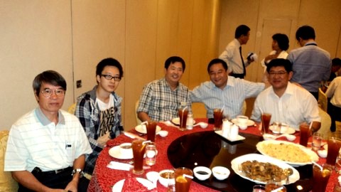 2.與會菲律賓台商總會理監事, 左起: 莊炳揚理事, 莊炳揚公子, 施瑞隆組織主委, 李誠正文宣主委, 黃仲廷體育主委。