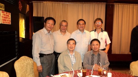 5. 前排左起: 陳輝俊博士, 菲律賓台灣工商總會賴浩慊會長, 後排左起: 蔡弘懋經理, 陳衍忠秘書長, 李誠正文宣主委, 林榮昌總經理。