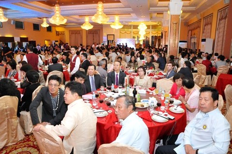 2. 現場席開65桌, 來賓約800人, 氣氛熱鬧滾滾.