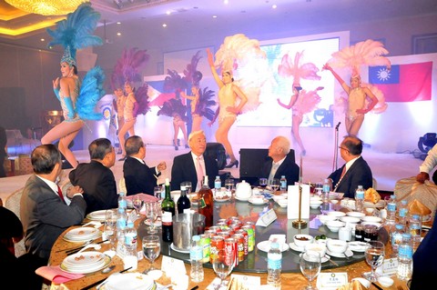 5. 開場舞蹈, 以 Las Vegas 華麗的反串秀 開場.