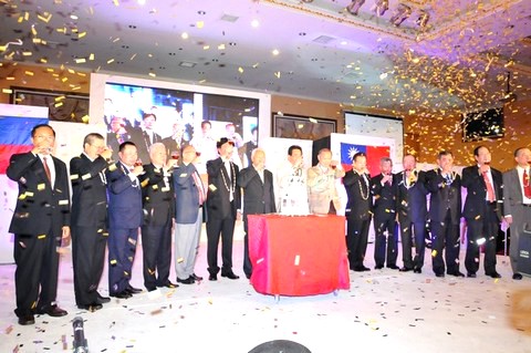 9. 開香檳, 敬酒, 切蛋糕, 鳴炮, 慶祝台商總會30周年生日.