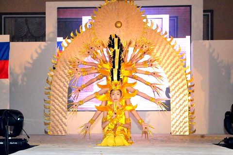 13. 菲華計順華校表演千手觀音.