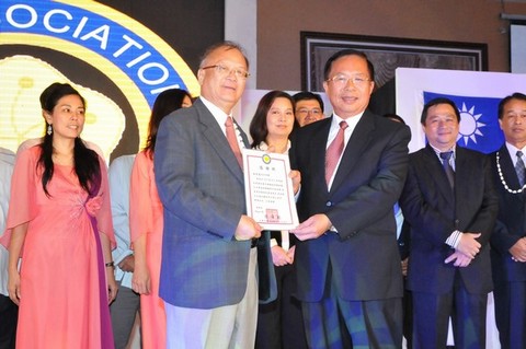 14. 吳英毅委員長頒發感謝狀給輪椅捐贈活動之善心捐款理監事 及會員.