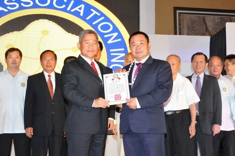 15. 徐佩勇公使頒發感謝狀給「Love From Taiwan 聖 誕送暖」之善心捐款理監事及會員.