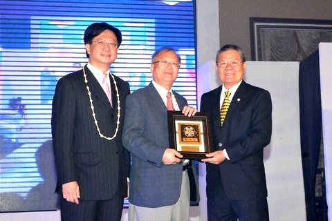 16. 輪椅捐贈20台 以上者由吳英毅委員長頒發感謝狀給 呂秀男名譽總會長等.