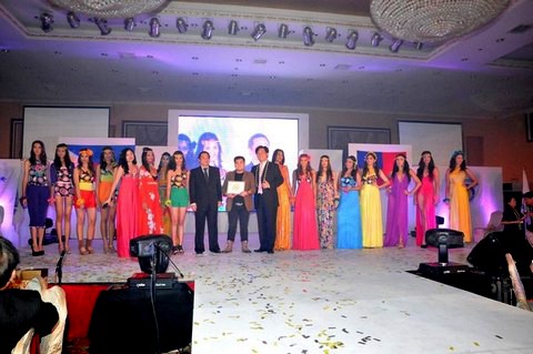 20. 齊偉能總會長頒發感謝狀給表演製作單位.