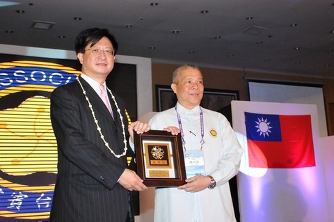 21. 齊偉能總會長頒發感謝狀給第二十九及三十屆之工作團隊, 由 陳衍忠秘書長代表接受.