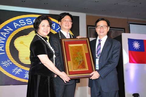 23. 世總 吳松柏名譽總會長, 溫玉霞名譽總會長共同致贈紀念牌 予 齊偉能總會長留念.