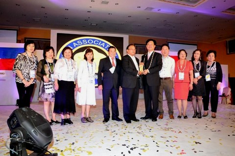 24.李懋鑌會 頭代表在日商工會議所, 捐款菲律賓台商總會愛心活動3600美 金.