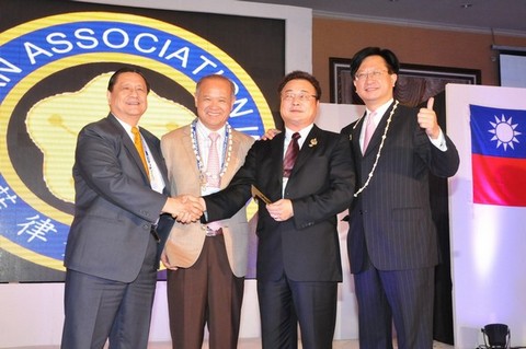 25. 世總盧宏文顧問捐 款2000美 金予泰國水患賑災,由亞總 張峰豪總會長代表接受.